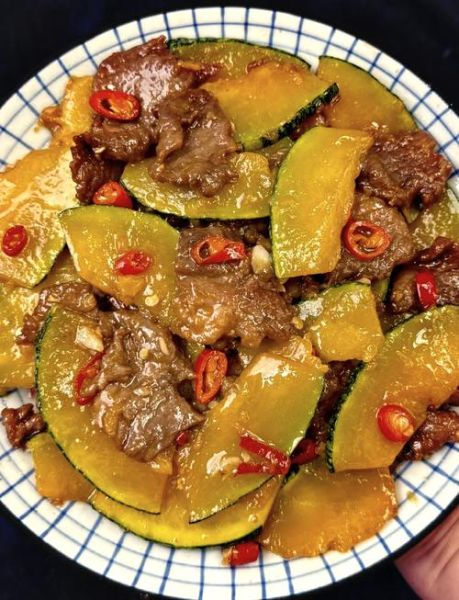 南瓜炒肉怎么炒才好吃_南瓜炒肉家常做法