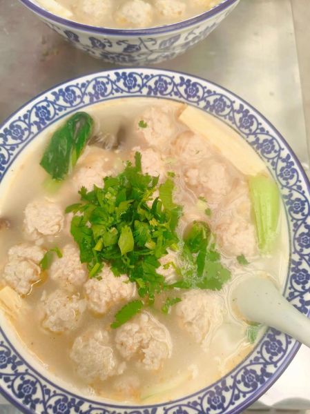 生汆丸子汤的家常做法_丸子不散的秘诀