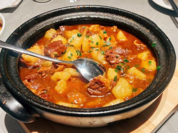 土豆烧牛腩怎么做_牛腩炖多久才软烂