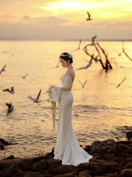 海边日出最佳观赏时间_海边拍照穿什么颜色衣服好看