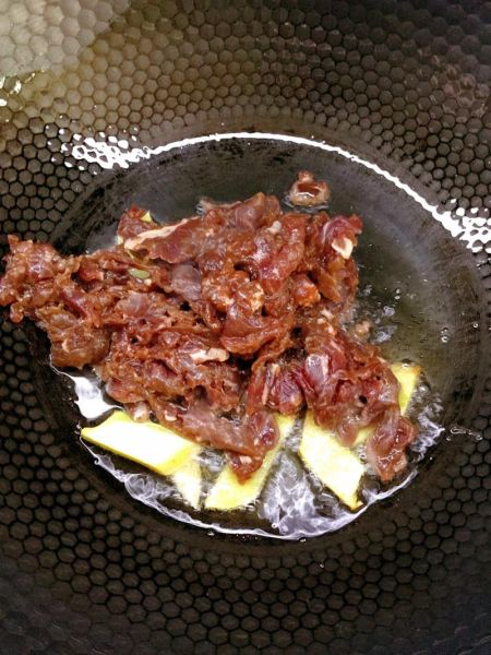 洋葱炒牛肉怎么做_洋葱炒牛肉怎么炒才嫩