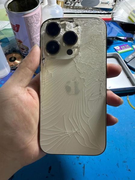手机背面摔碎了怎么办_手机背面玻璃碎了维修多少钱