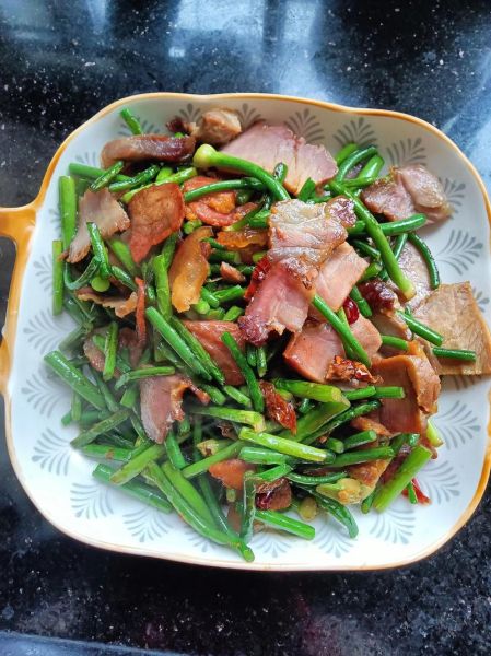 腊肉炒蒜苔怎么做_腊肉炒蒜苔需要焯水吗