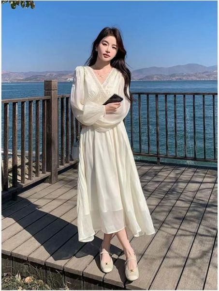 白色连衣裙搭配什么鞋子_白色连衣裙适合什么场合