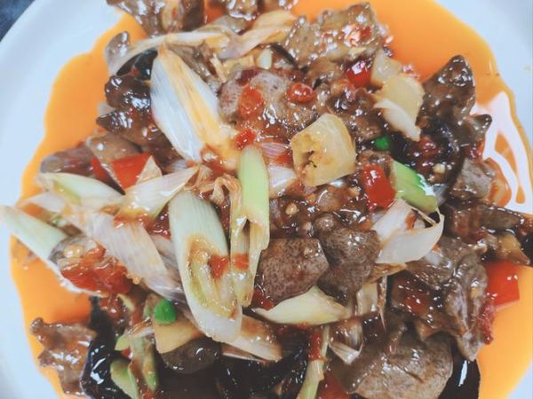 葱爆羊肉家常做法_怎么做才嫩不膻