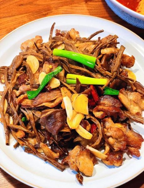 茶树菇炒腊肉怎么做_茶树菇炒腊肉用焯水吗