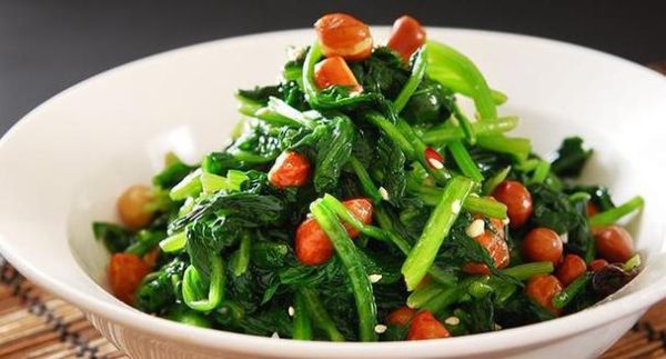 果仁菠菜怎么做_菠菜焯水几分钟才脆绿