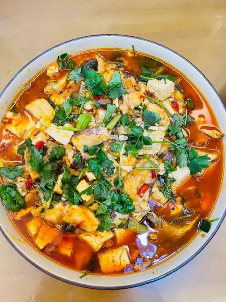 鱼炖豆腐的家常做法_怎么做才鲜嫩不腥