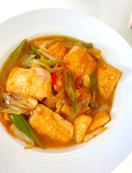 大葱炒豆腐怎么做_大葱炒豆腐先炒哪个