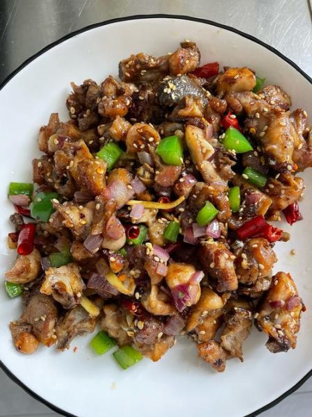 正宗辣子鸡怎么做_辣子鸡用鸡腿还是整鸡