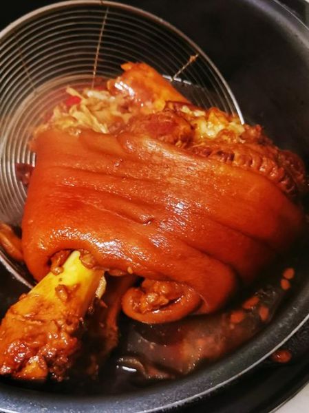 炖肘子怎么做好吃_家常炖肘子最正宗的做法