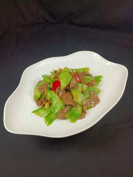 苦瓜炒牛肉怎么做_苦瓜炒牛肉要不要焯水