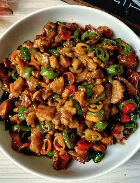 菜椒炒肉怎么做_菜椒炒肉先炒肉还是先炒菜椒
