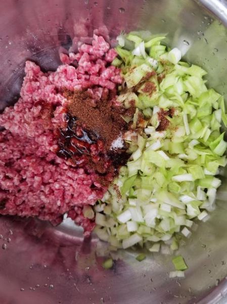 韭黄饺子馅怎么调好吃_韭黄饺子馅要不要焯水