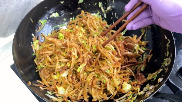 圆白菜炒饼丝怎么做_圆白菜炒饼丝家常做法