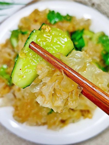 银耳凉拌菜怎么做_银耳凉拌需要焯水吗