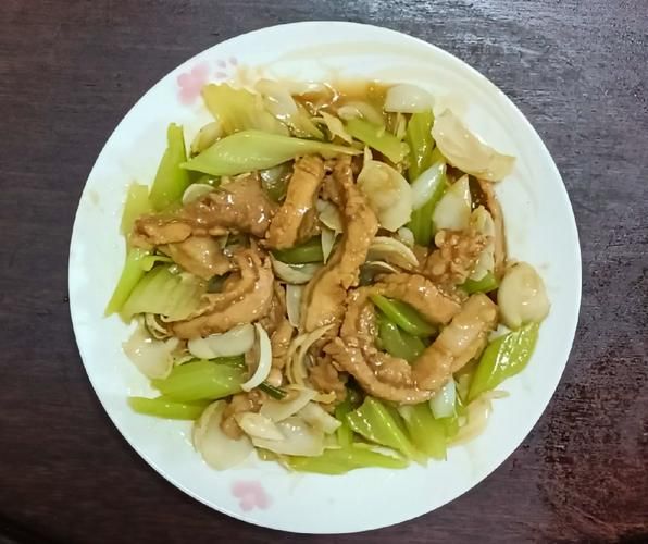 西芹怎么炒好吃_西芹炒肉的家常做法