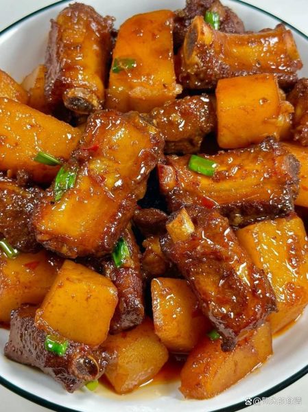 土豆焖排骨怎么做_土豆焖排骨的家常做法