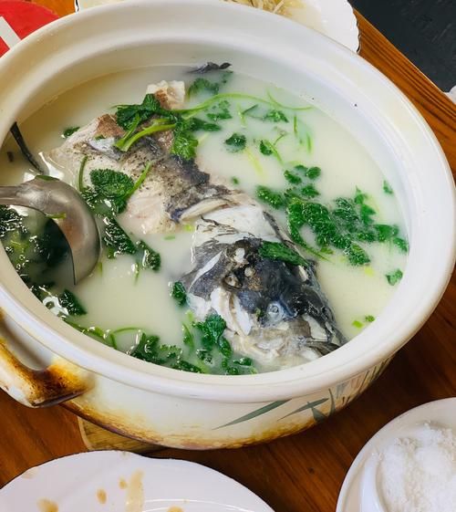 花鲢鱼头汤怎么做_花鲢鱼头汤怎么做好喝