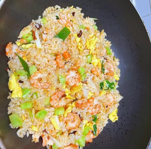 家常炒饭怎么做_隔夜饭炒出粒粒分明