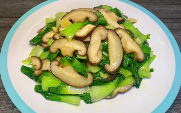 香菇炒青菜怎么做_香菇炒青菜先炒哪个