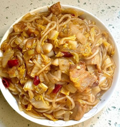 酸菜炖粉条怎么做_酸菜炖粉条的家常做法