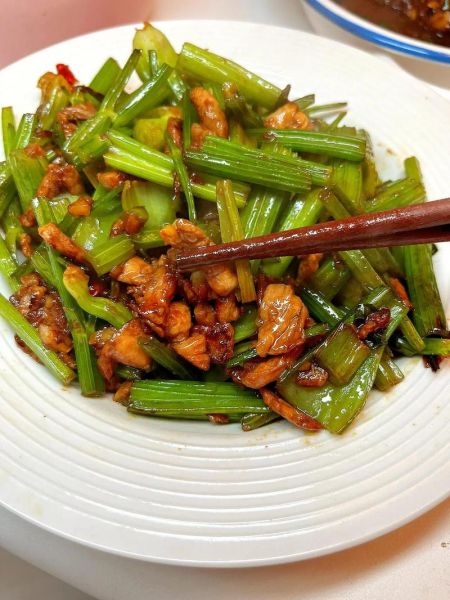 芹菜怎么炒好吃_芹菜炒肉的做法步骤