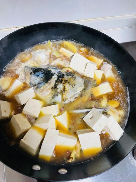 草鱼炖豆腐的家常做法_草鱼炖豆腐怎么做好吃又嫩