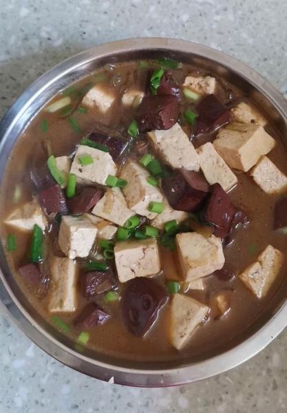 猪血炖豆腐怎么做_猪血炖豆腐的家常做法