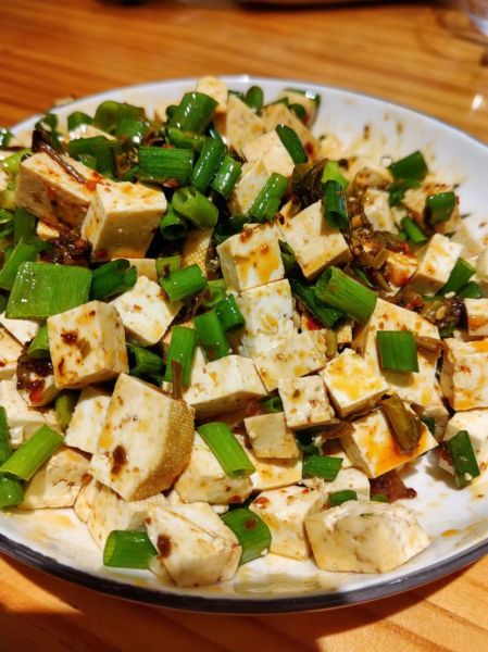 小葱拌豆腐怎么做_豆腐要不要焯水