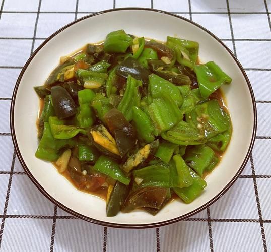 青椒皮蛋怎么做_青椒皮蛋需要焯水吗