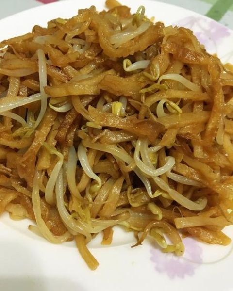 豆芽炒饼丝怎么做_家常豆芽炒饼丝的做法