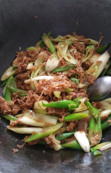 大葱炒羊肉怎么做_如何炒羊肉不膻