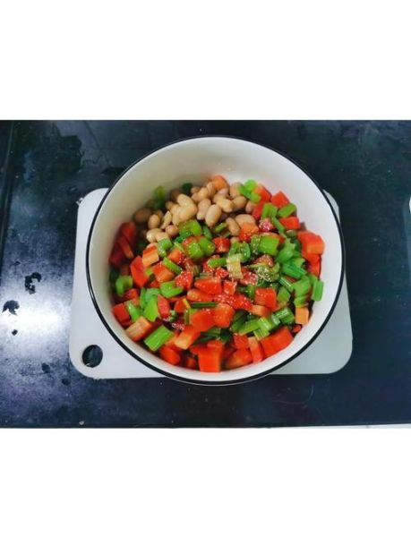 芹菜拌花生米怎么做_芹菜拌花生米需要焯水吗