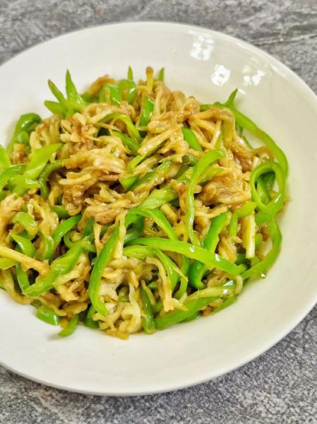 青椒炒茄子怎么做_家常青椒炒茄子简单做法
