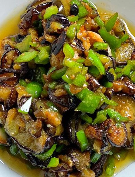 青椒炒茄子怎么做_家常青椒炒茄子简单做法