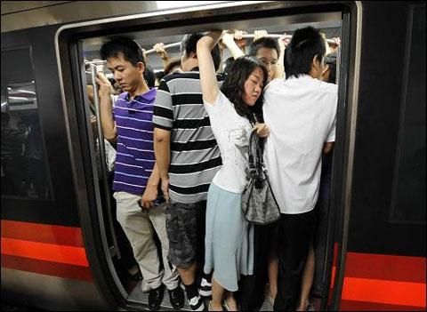 梦到挤地铁是什么意思_梦见地铁很挤预示什么