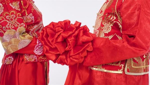 梦见穿红色衣服什么意思_红色衣服梦境解析