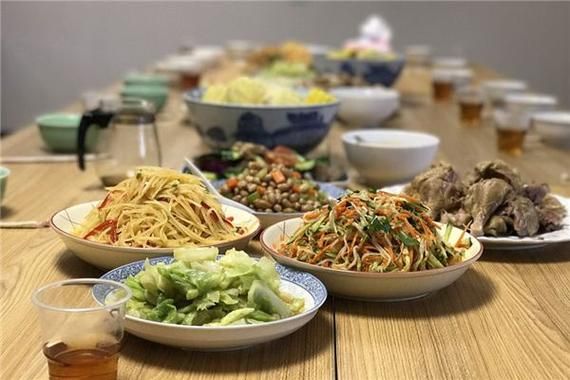 梦到跟家人一起吃饭_周公解梦