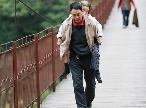 梦到背东西很重_是什么意思