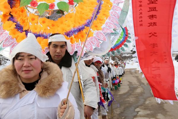 梦到别人披麻戴孝是什么意思_梦见他人戴孝预示什么