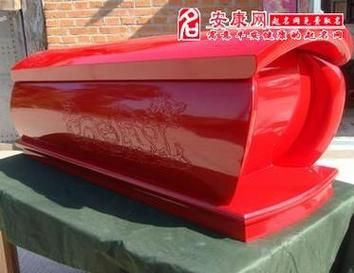 梦到睡在棺材上面_梦见棺材压身什么预兆