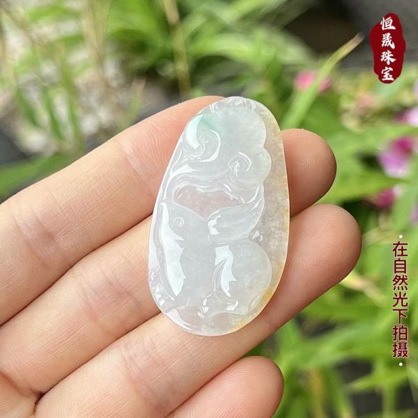 属兔人戴什么属相吊坠好_兔子牙属相怎么选