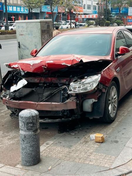 梦到车被撞了是什么意思_车被撞了预示什么