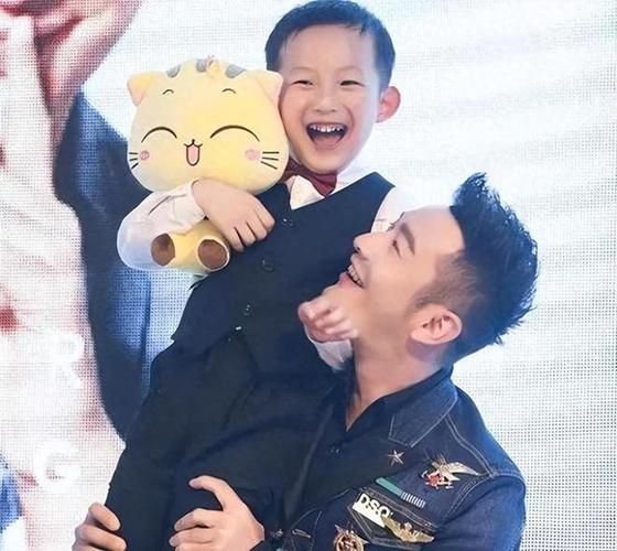 黄晓明儿子财运如何_星二代财富密码