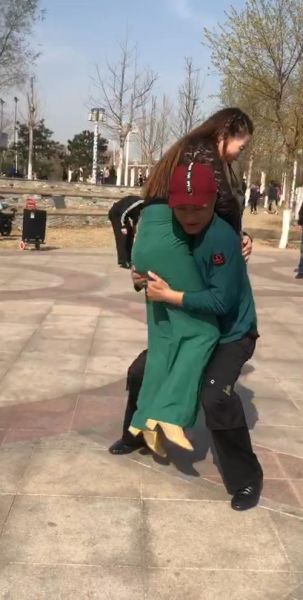 梦到帅哥抱我_是什么意思
