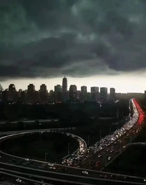 梦到乌云密布下大雨_代表什么预兆