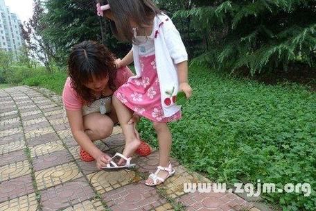 梦到小女孩是什么意思_周公解梦小女孩预示什么