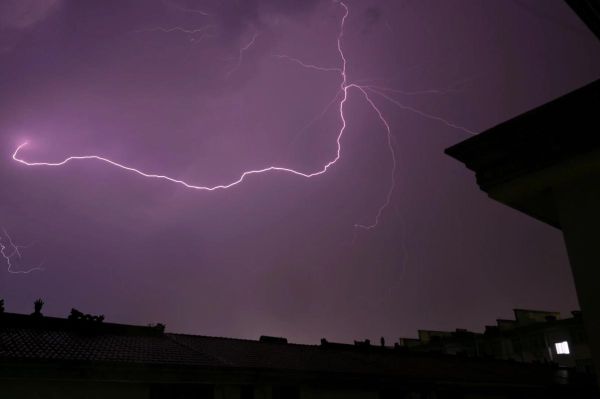 梦到雷闪是什么意思_梦见闪电打雷预示什么