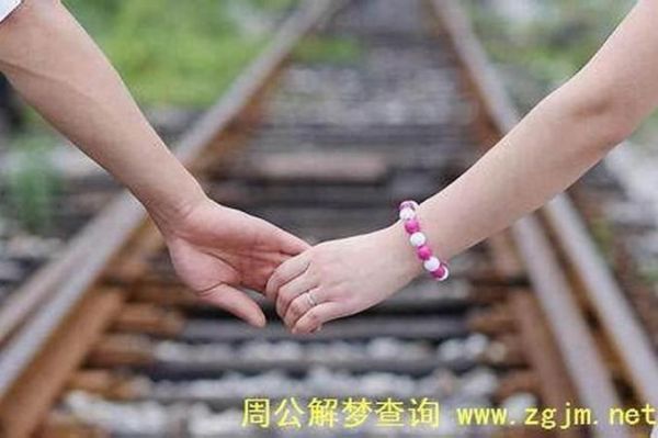 梦到和男生牵手是什么意思_梦见男生喜欢我代表什么